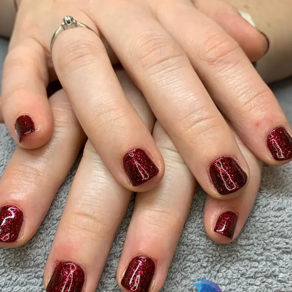 Shellac i m&oslash;rk r&oslash;d med glitter