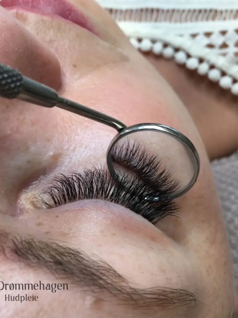 Vippeextensions legges p&aring; under behandling